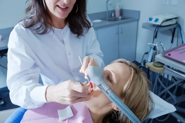 Mujer se somete a un procedimiento odontológico