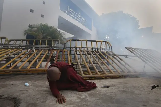 "මෙරට පොලිස් දෙපාර්තමේන්තුව මුලින්ම ස්ථාපිත කළේ 1806 වසරේදීය.පොලිසිය මෙරට ස්ථාපිත වී ශත වර්ෂ දෙකකට අධික කාලයක් ගතවී තිබුණත් එහි නිලධාරීන්ගේ වෘත්තීයමයභාවය සාපේක්ෂව වර්ධනය වී තිබේද?