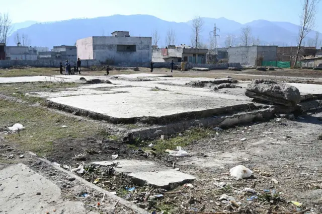 مساحة فضاء إلا من عشب محروق وأرض قاحلة تلهو فيها الأطفال