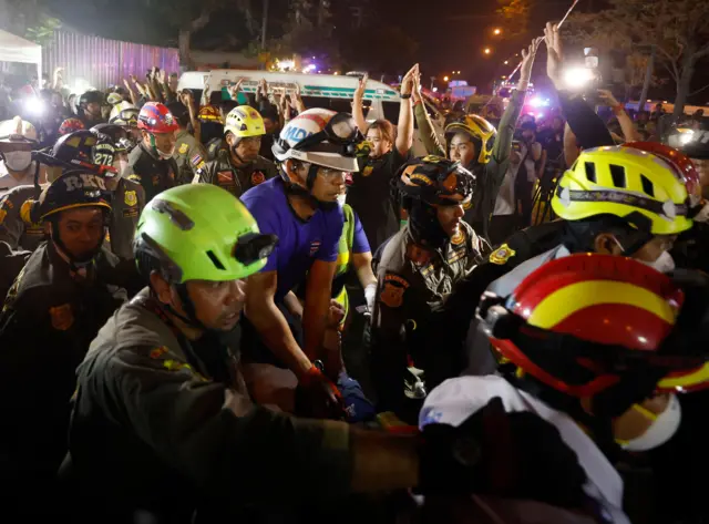 Spasioci traže preživele ispod zgrade