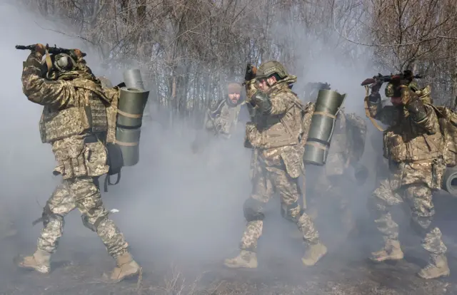 Декілька військових йдуть один за одним