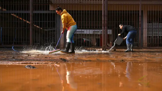 Duas pessoas fazem limpezaaposta ganha bonus de boas vindascalçada 