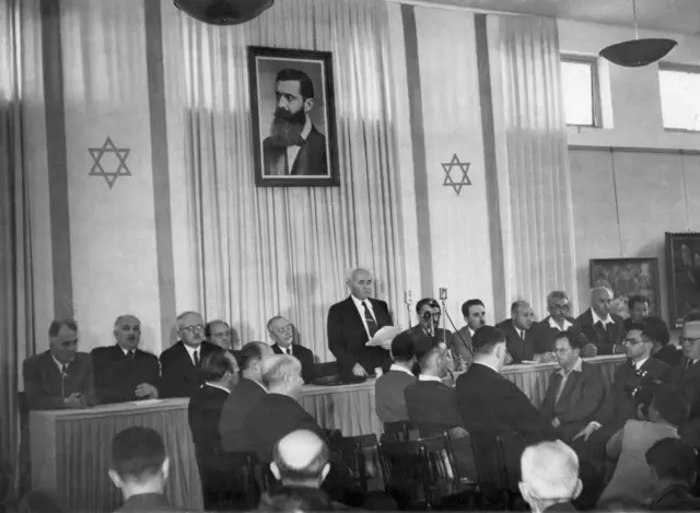 Los miembros del recién creado Estado de Israel se reunieron para escuchar al primer ministro David Ben Gurion leer la "Declaración de Independencia".