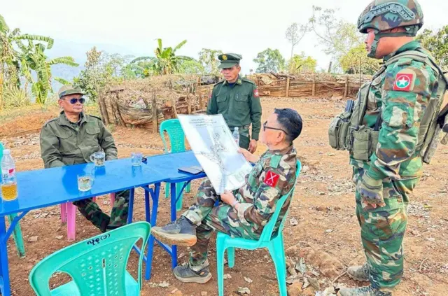 စားပွဲဝိုင်းမှာအတူထိုင်နေတဲ့ NUG ကာကွယ်ရေးဝန်ကြီး  ဦးရည်မွန်(ဝဲ)နဲ့ KIA ဒုတိယဗိုလ်ချုပ်ကြီးခေါင်လွမ်း (ယာ)