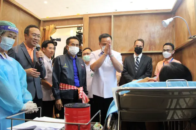 นายอนุทิน ชาญวีรกูล รองนายกฯ และ รมว. สาธารณสุข ร่วมติดตามโครงการวิจัยทางคลินิกระยะ 3 วัคซีน HXP-GPOVac ขององค์การเภสัชกรรม ที่ จ.นครพนม เมื่อ 23 ธ.ค. 2565 