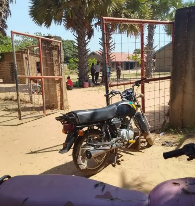 Wasu babura kafe a ƙofar shiga makarantar