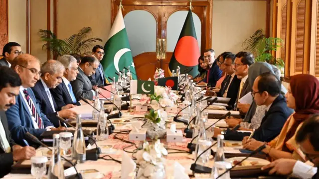 রোববার ঢাকার হোটেল সোনারগাঁওয়ে পররাষ্ট্র উপদেষ্টা তৌহিদ হোসেনের সঙ্গে বৈঠক করেন পাকিস্তানের পররাষ্ট্রমন্ত্রী মি. দার