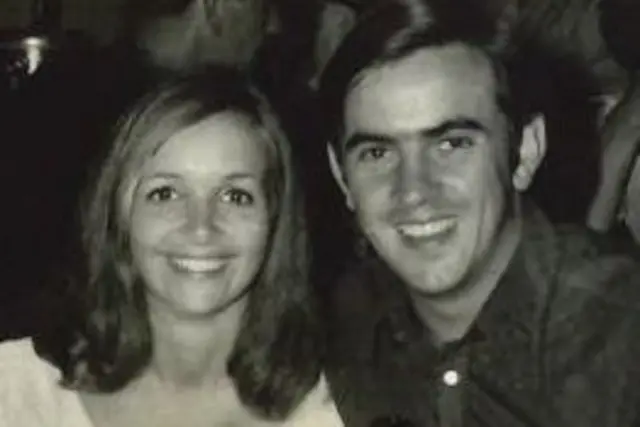 Fotografia de Rob (à direita) e Dianne (à esquerda) na casa dos 20 anos, sorrindo para a câmera. Dianne sorri com os dentes à mostra e tem cabelos castanhos na altura dos ombros. Rob também sorri para a câmera, tem olhos castanhos e cabelos castanhos. É uma imagem em preto e branco.