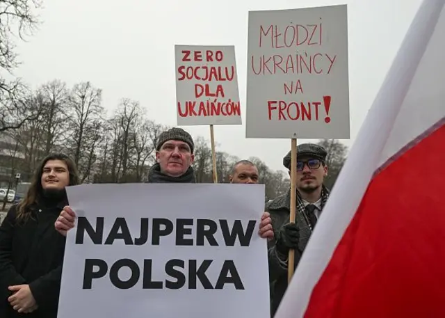 Політичний мітинг у Польщі: написи на транспорантах: "Передусім Польща", "Нуль соціальних виплат українцям", "Молоді українці - на фронт!"