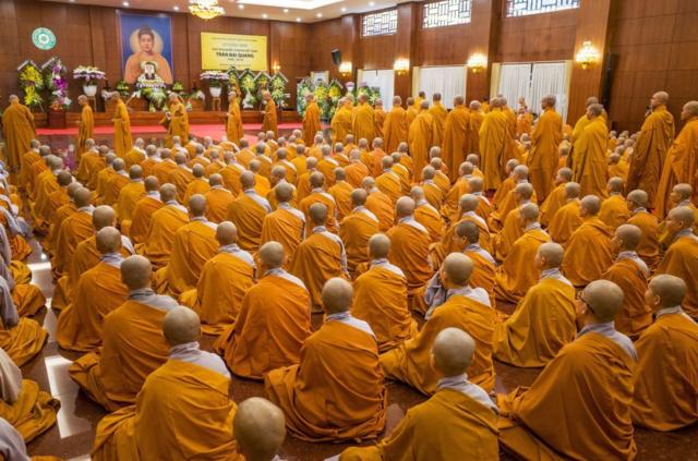 Các nhà sư tại chùa Vĩnh Nghiêm ở TP HCM cầu nguyện cho cố Chủ tịch nước Trần Đại Quang, người qua đời vào năm 2018