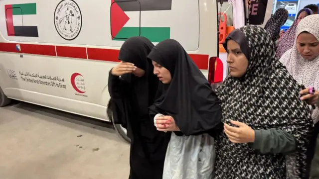 İsrail Gazze'ye saldırılarından etkilenenlerin yakınları kadınlar ambulansın yanında
