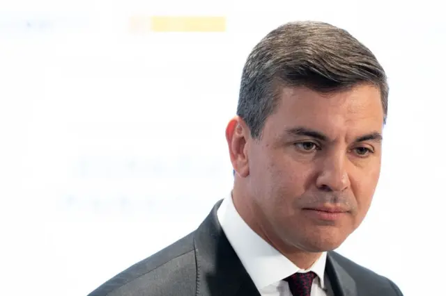 Портрет Сантьяго Пенья в костюмі на білому тлі