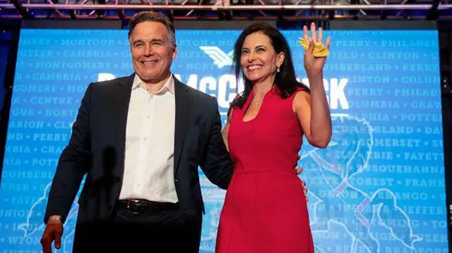 دينا وزوجها السيناتور الجمهوري ديف ماكورميك يحيان أنصاره بعد فوزه في انتخابات مجلس الشيوخ الأمريكي 2024