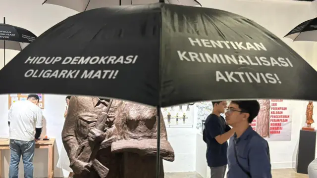 Payung bernada protes dijumpai dalam ArtJog 2026.