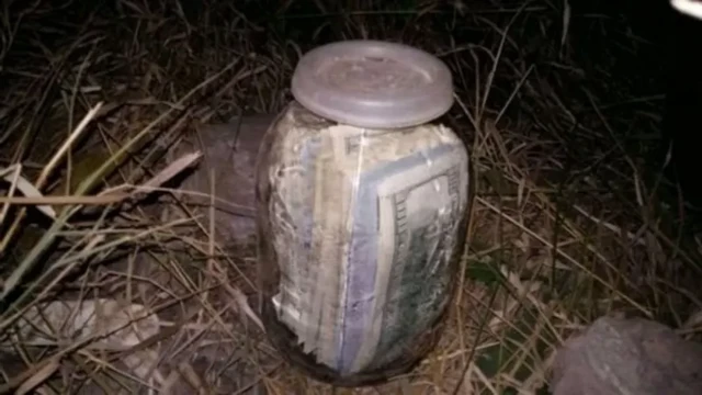 Банка с купюрами