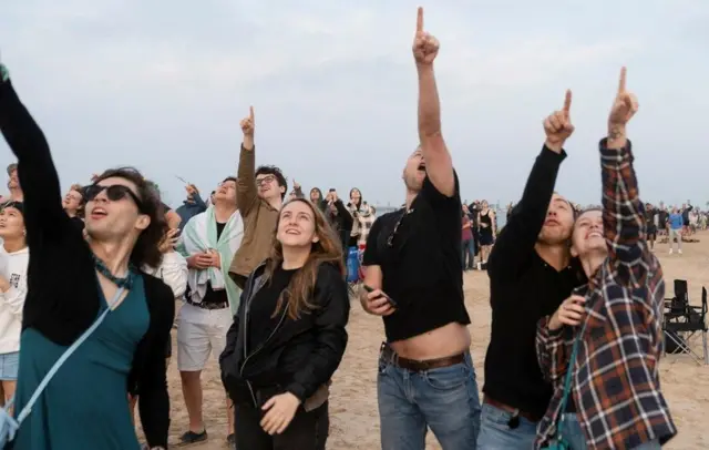 جمعیت تماشاگران در ساحلی در نزدیکی محل پرتاب