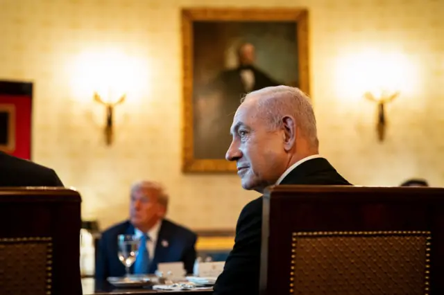 بنیامین نتانیاهو که در پس زمینه او دونالد ترامپ نشسته است