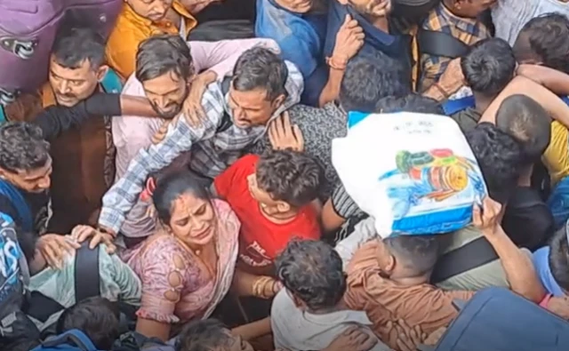 તહેવારો દરમિયાન લાંબા અંતરની ટ્રેનોમાં સીટ અને બર્થની માગમાં અનેકગણો વધારો જોવા મળે છે