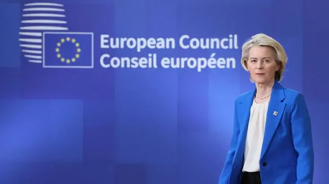 خانم فون درلاین با کت آبی مقابل بنر آبی کمیسیون اروپا