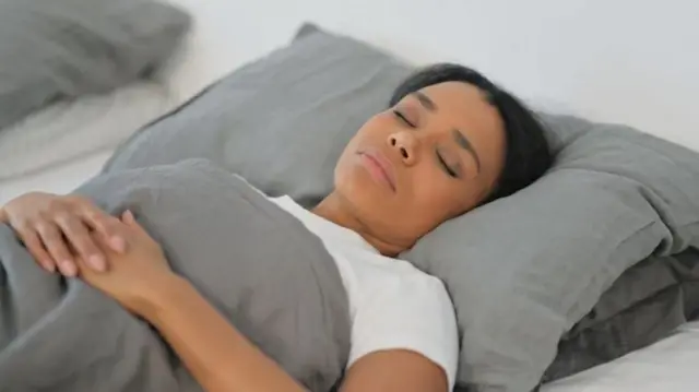 મોઢું ખુલ્લું રાખીને ઊંઘવું, બીમારી, નાક કાન ગળાની બીમારી, માણસ નસકોરાં કેમ બોલાવે છે, ઊંઘતી વખતે કેમ અવાજ આવે.