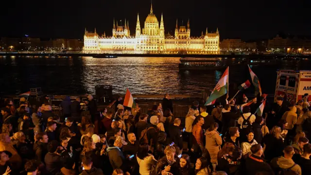 حشود من مؤيدي ماغيار أمام مبنى البرلمان المطل على النهر في العاصمة بودابست