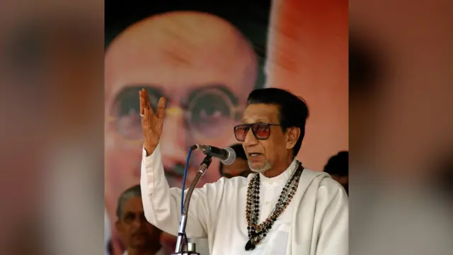 भाजपा-शिवसेना मैत्रीतही सावरकरप्रेम हा समान धागा होता. 