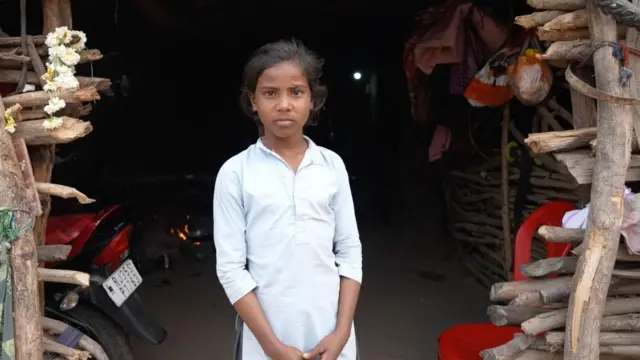 सुशीलाचं कुटुंब एका बांबू आणि कुडापासून बनलेल्या झोपडीत राहातं 