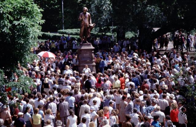 Lễ khánh thành tượng Kant tại Kaliningrad vào năm 1992