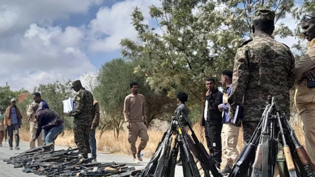 መሣሪያቸውን እያስረከቡ ያሉ የቀድሞው ታጣቂዎች 