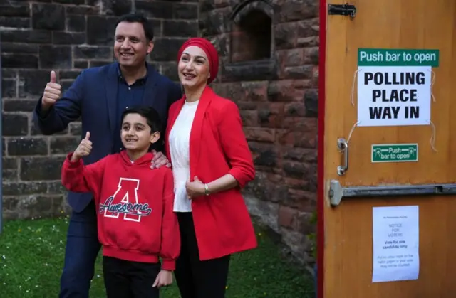Onyeisi na otu ndọrọndọrọ ọchịchị Scottish Labour bụ Anas Sarwar na nwunye ya oge ha tuchara vootu na Glasgow. Na photo a, esetere Anas Sarwar na nwunye bụ Furheen nakwa nwa ya nwoke bụ Aliyan.