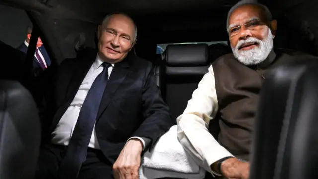 Путин и Моди на заднем сидении автомобиля.