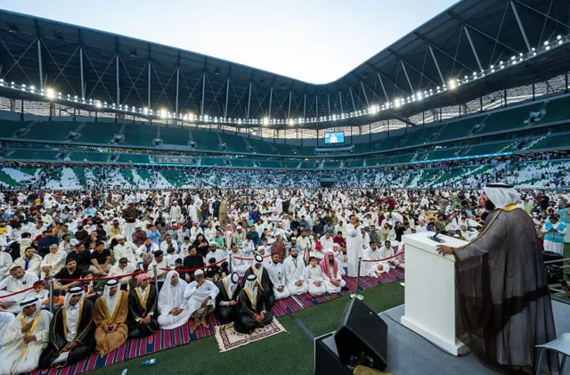 
د قطر یو ملا امام د اختر لمانځه پر مهال د تعلیمي ښار په لوبغالي کې خطبه وايي.