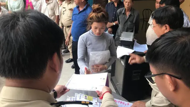 Một người gốc Việt nhận Giấy chứng nhận Ngoại Kiều và Thẻ vàng Ngoại kiều Thường Trú