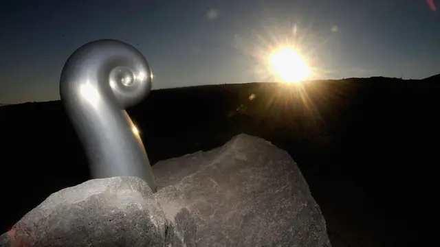 हादसे की जगह पर लोगों ने कुछ मेमोरियल बना दिए हैं.