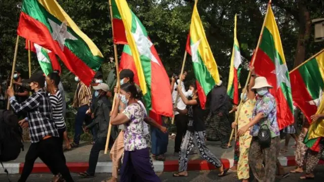 ผู้ชุมนุมประท้วง กกต. เดินขบวนกลางนครย่างกุ้ง เมื่อ 29 พ.ย.