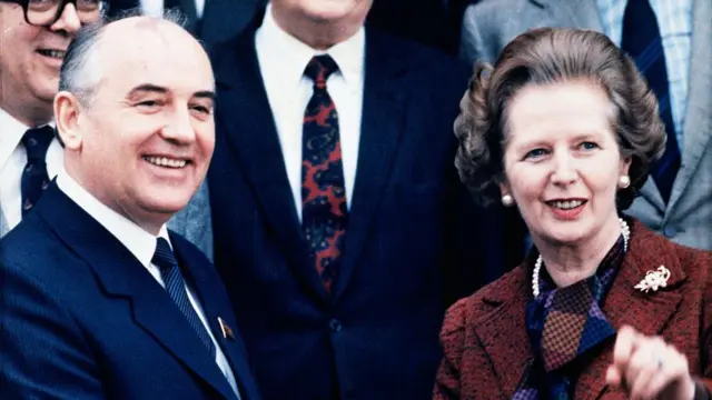 Маргарет Тэтчер с Михаилом Горбачевым улыбаются