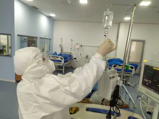 Республикалык жугуштуу оорулар клиникалык ооруканасынын жетекчиси Гүлжигит Аалиевдин билдирүүсүнө караганда, оорукана 500 бейтапка ылайыкташкан болсо, учурда 600 бейтап дарыланып жатат