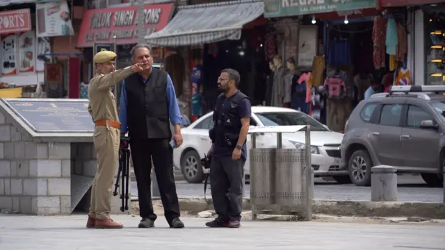जम्मू-कश्मीर पुलिस के अधिकारी ने बीबीसी संवाददाता से कहा कि वो शूटिंग के दौरान लालचौक पर लोगों से बात न करें