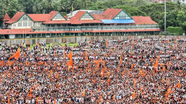 આંદોલનકારી મરાઠાઓએ મુંબઈમાં મોટી સંખ્યામા એકઠા થયા હતા તે સમયનું દ્રષ્ય