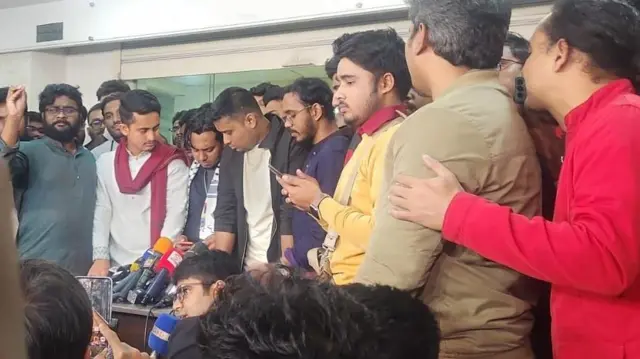 রাতে সংবাদ সম্মেলনে বৈষম্যবিরোধী ছাত্র আন্দোলনের নেতারা