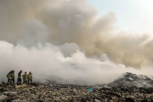 Petugas pemadam kebakaran berusaha memadamkan api di Tempat Pembuangan Akhir (TPA) Jatiwaringin, Kabupaten Tangerang, Banten, Selasa (30/6/2026).