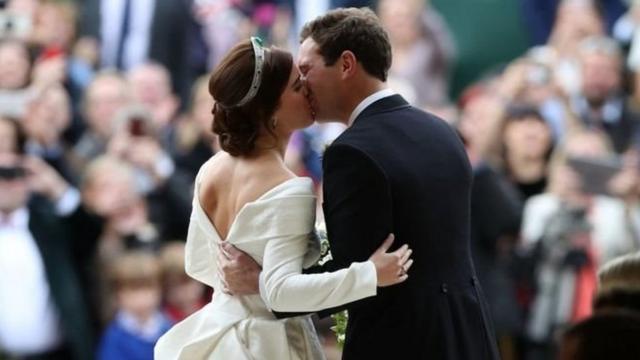 Princesa Eugenia besando a su esposo Jack Brooksbank tras la ceremonia.