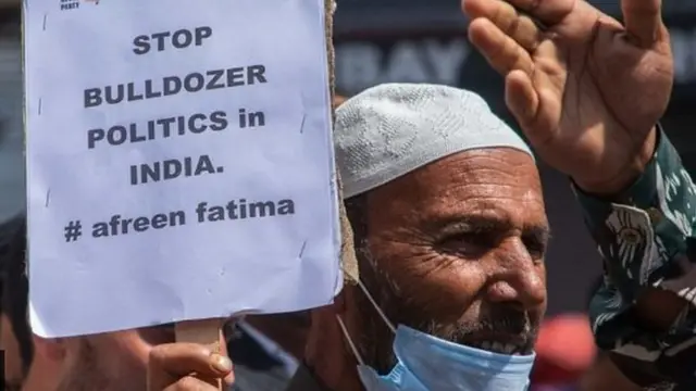 ఒక వర్గాన్ని టార్గెట్ చేసుకుని బుల్డోజర్లను ప్రయోగిస్తున్నారని యూపీ సర్కారుపై విమర్శలున్నాయి