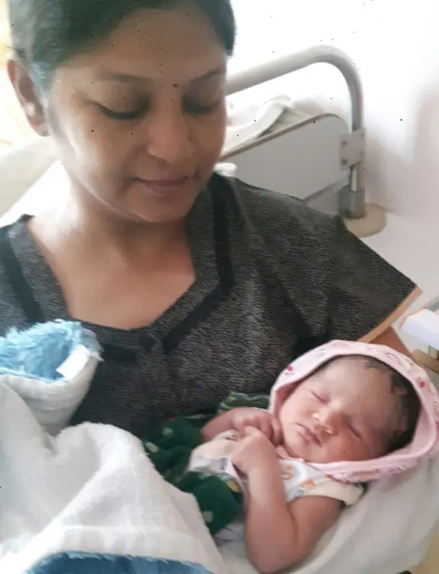 પંક્તિ સાથે શીતલબહેનની તસવીર