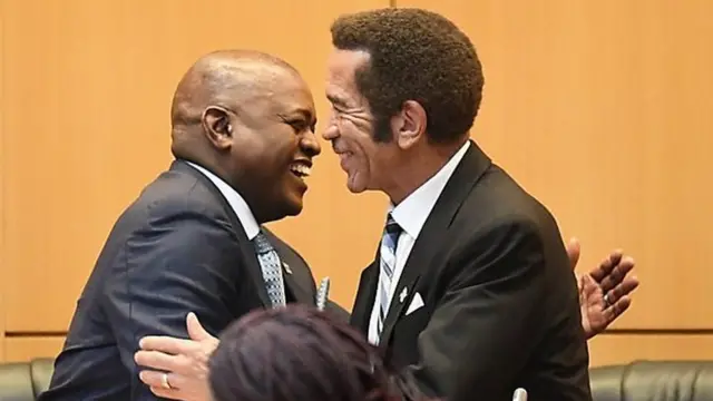 Masisi en compagnie de son prédecesseur