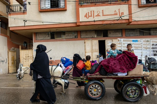 रफाह छोड़कर जाते लोग