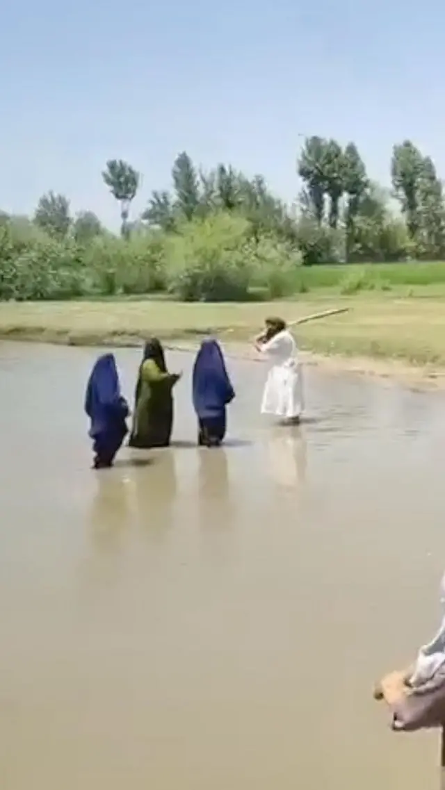 تصویر سه زن در مقابل یک مرد 
