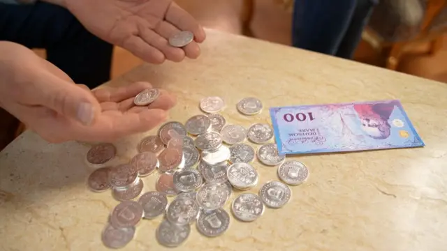 కొనికైష్ డాయిష్‌లాండ్ రాజ్యంతో డబ్బును వారే ముద్రించుకుంటారు