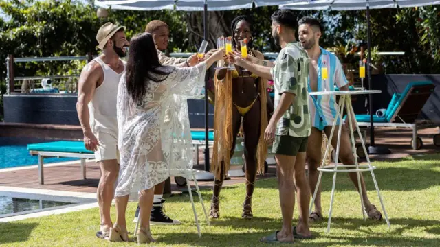 Bu çöpçatanlık programında çiftler, ilişkilerine üçüncü bir kişiyi dahil etmeyi keşfediyor