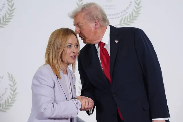 الرئيس الأمريكي دونالد ترامب يستقبل يصافح رئيسة الوزراء الإيطالية جورجيا ميلوني خلال قمة للسلام  في مدينة شرم الشيخ المصرية  في 13 أكتوبر/تشرين الأول 2025.